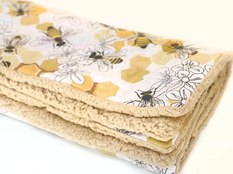 High Quality Pet Fleece Dog Blanket for Home or Outdoor